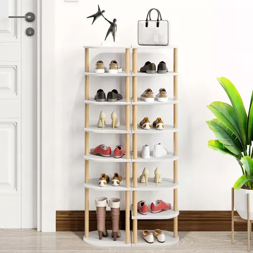 Organizador de calzado sofisticado de madera y blanco con múltiples niveles para almacenar zapatos y botas