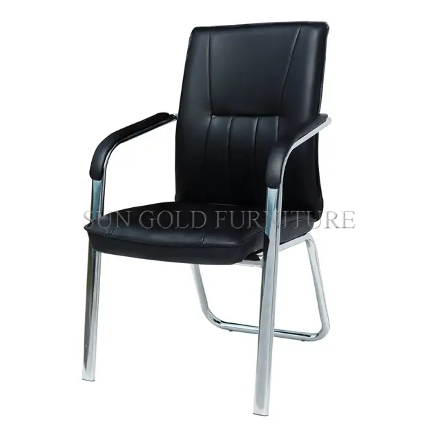 Silla de oficina clásica negra con estructura metálica y reposabrazos acolchonados