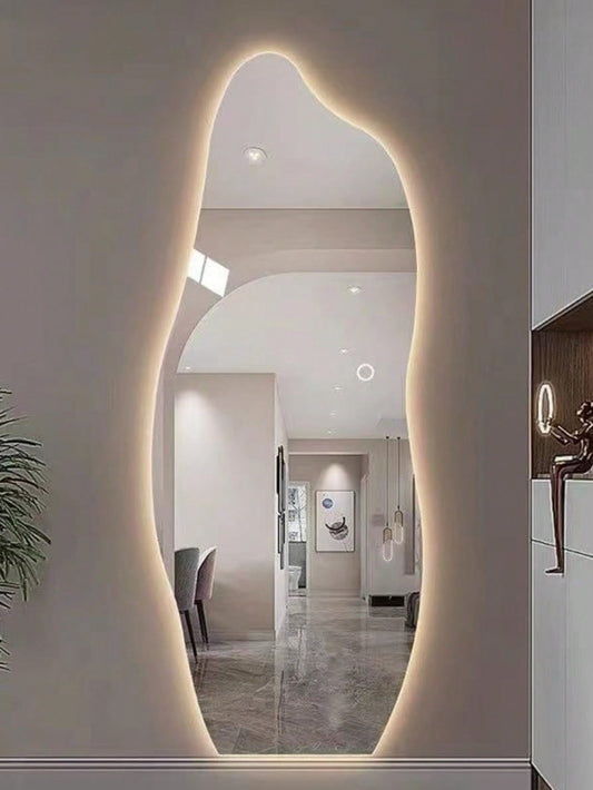 Espejo de cuerpo completo con luz LED en marco irregular instalado en pared moderna