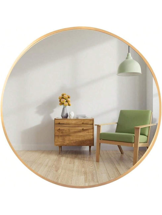 Espejo decorativo minimalista redondo con marco dorado en sala moderna con silla verde y mesa de madera