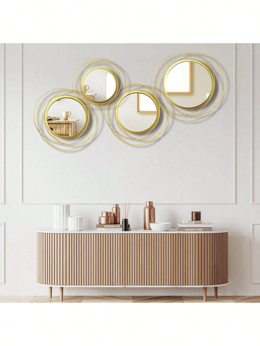 Conjunto de espejos decorativos dorados redondos con marco moderno sobre mueble bajo beige