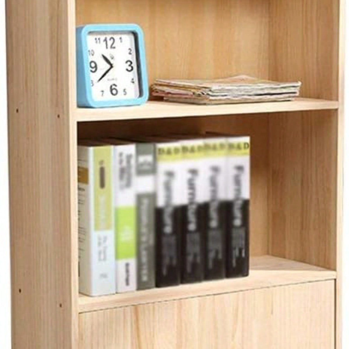 Estantes de madera pino con reloj azul y libros organizados en una sala de estudio