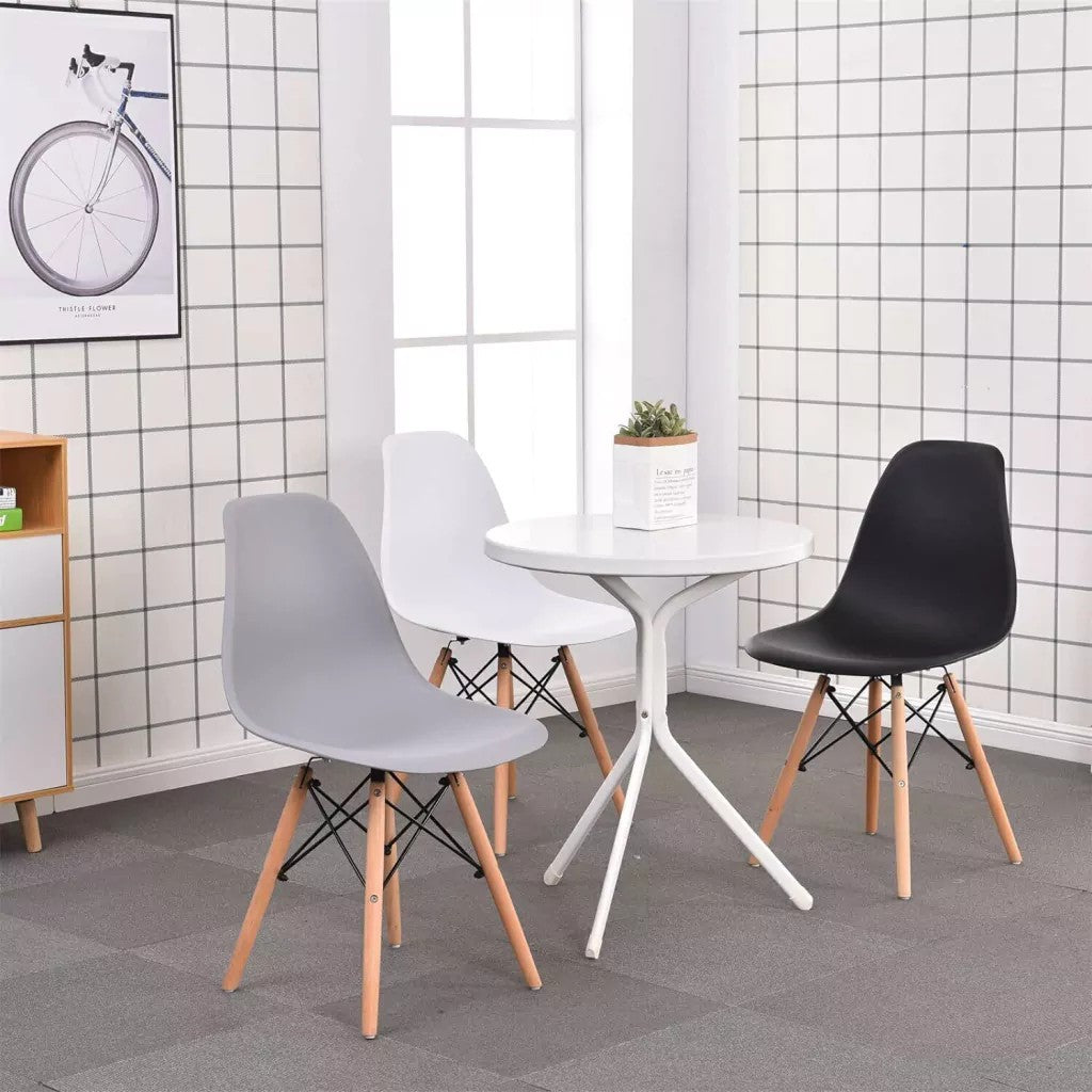 Mesa comedor madera moderna blanca con tres sillas minimalistas en gris, blanco y negro en sala luminosa