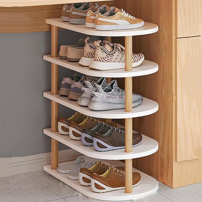 Organizador de calzado sofisticado de cinco niveles con estructura blanca y patas de madera junto a cama y mueble de madera