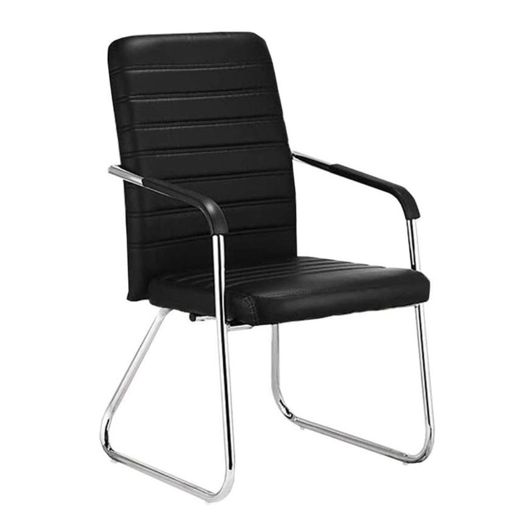 Silla de oficina clásica negra con estructura metálica cromada y apoyabrazos en negro
