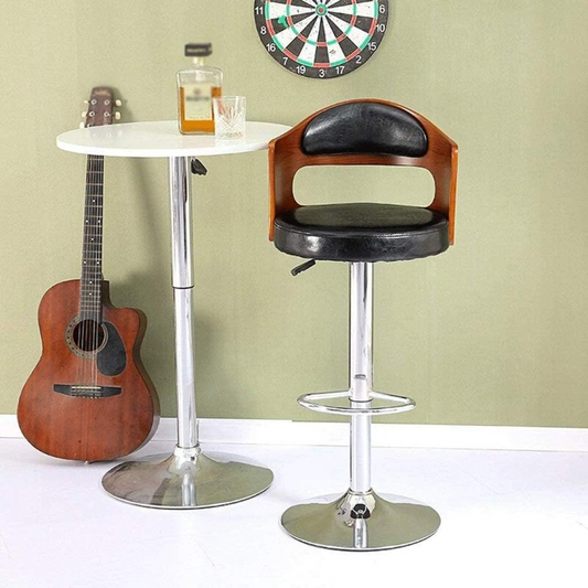 Taburetes de bar modernos con asiento acolchonado negro y respaldo madera junto a mesa blanca y guitarra